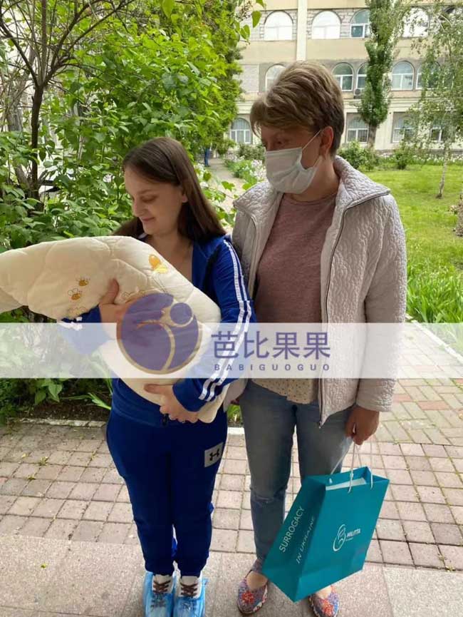 马丽塔代中国客户照顾在乌克兰出生的宝宝
