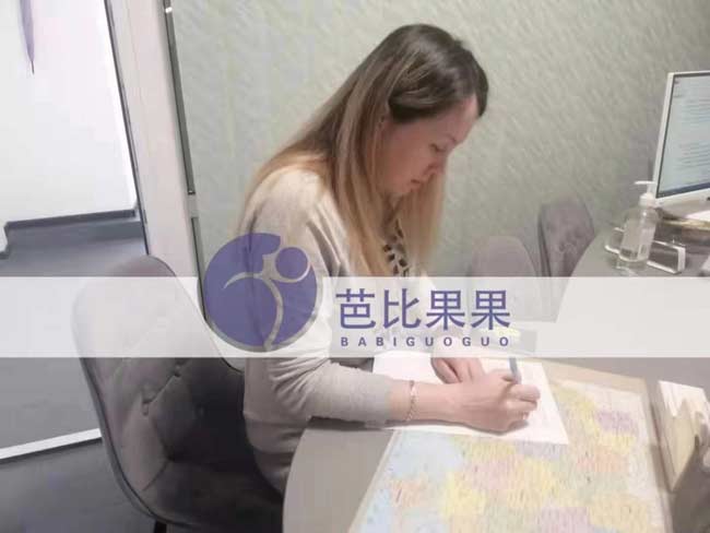 乌克兰孕妇签署放弃抚养权