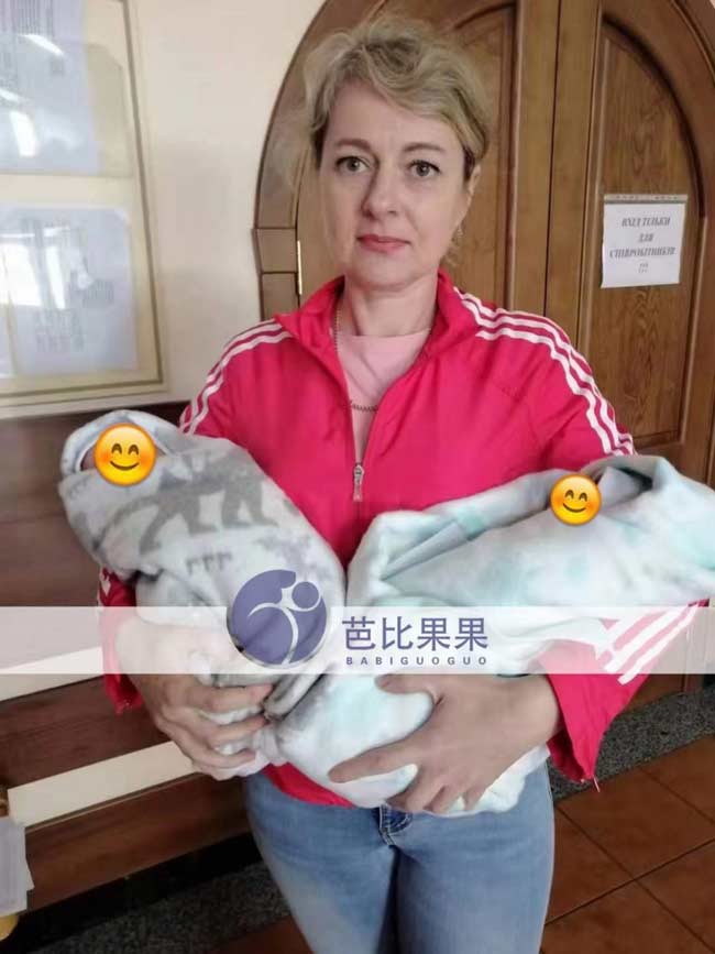 乌克兰试管双胞胎男宝宝出院