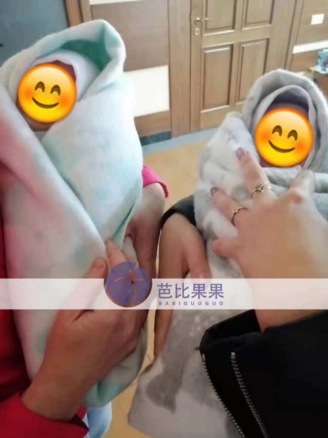 乌克兰试管双胞胎男宝宝出院
