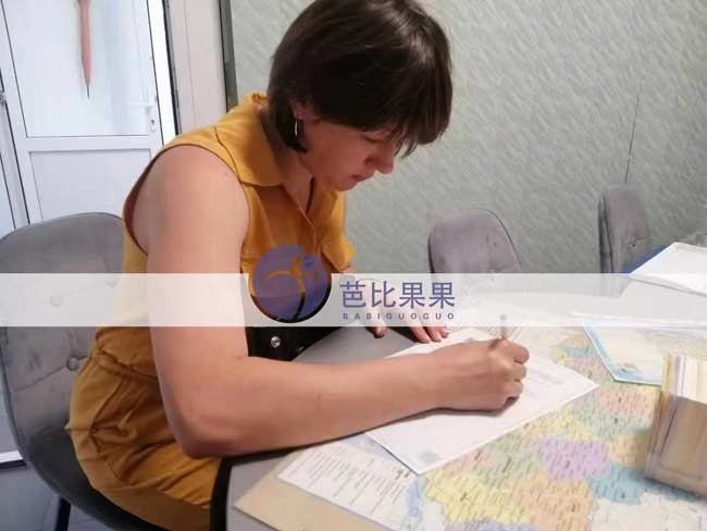 乌克兰试管妈妈签署放弃抚养权