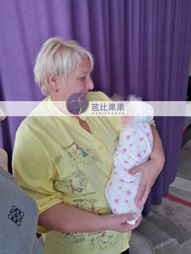 乌克兰试管女宝宝出院