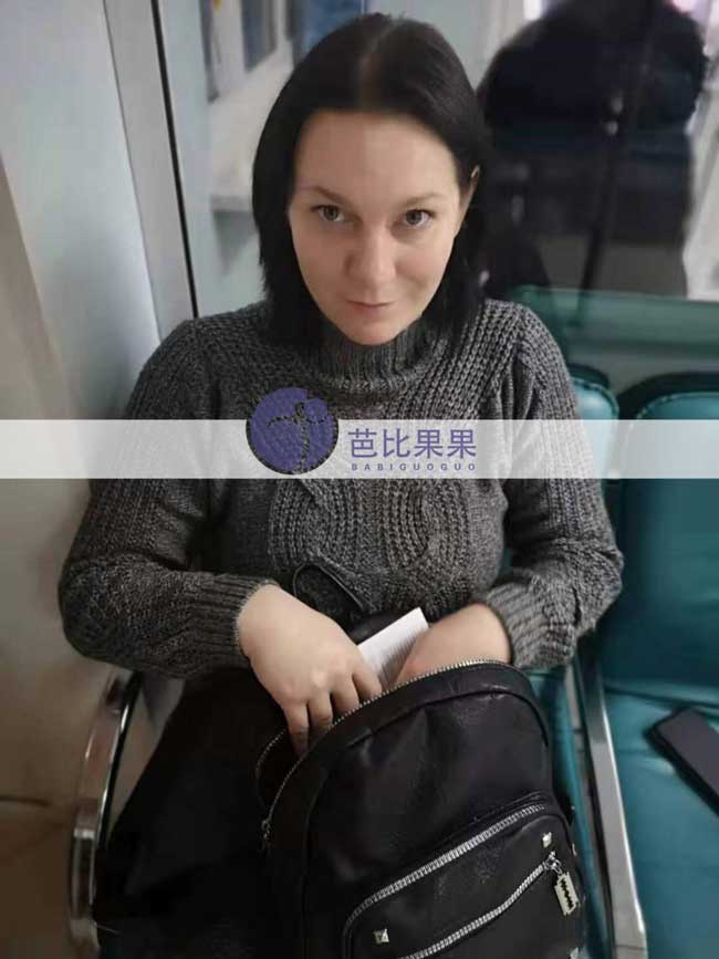乌克兰试管助孕妈妈在医院做检查时的样子