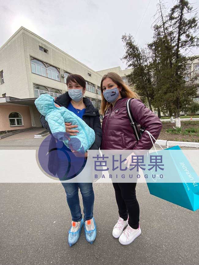 乌克兰保姆到妇产医院接孩子