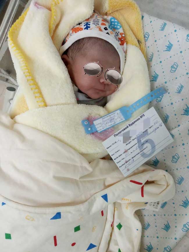 子宫疤痕憩室患者在乌克兰试管医院生二胎抱上男孩