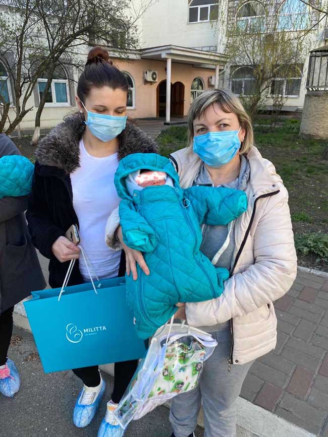 乌克兰马丽塔接孩子出院
